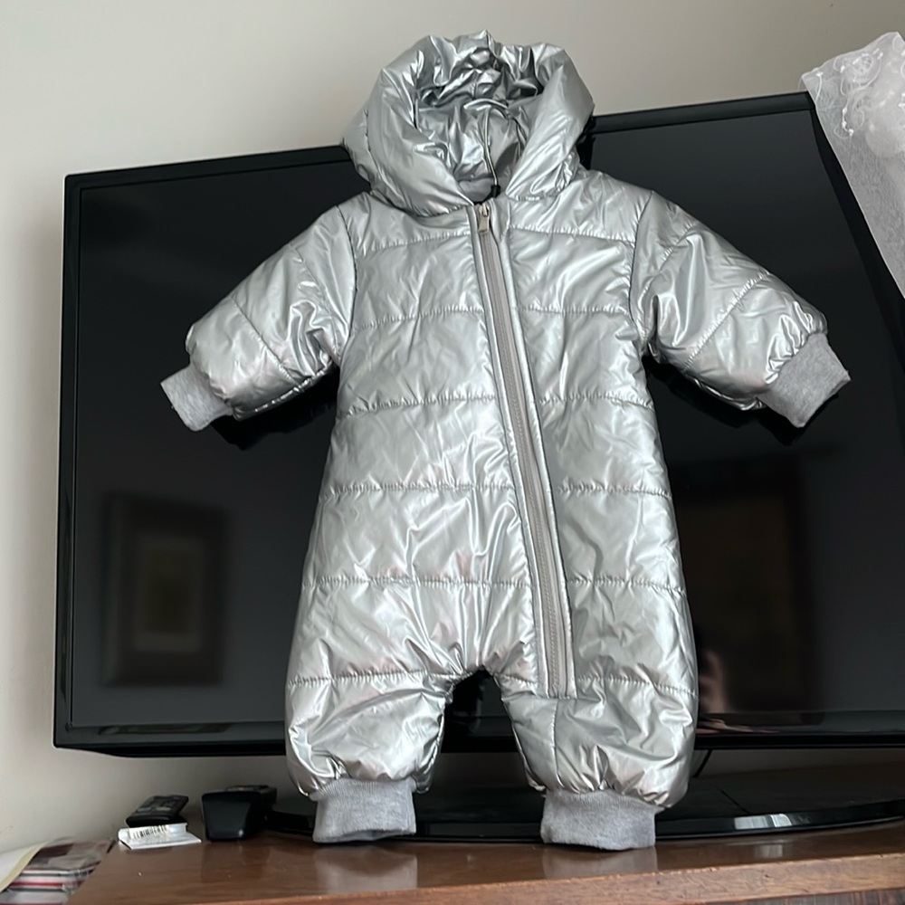 Almost new baby jumpsuit. Size 9/12 months. Color silver. Can be unisex.